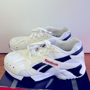Reebok women sneakers size 5 1/2 in good condition.